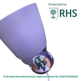 Lila Pflanzgefäß mit einem sichtbaren, im Sockel integrierten Bewässerungsmechanismus, einem daran befestigten Kabel und einem RHS-Logo „Endorsed by“ in der oberen rechten Ecke.