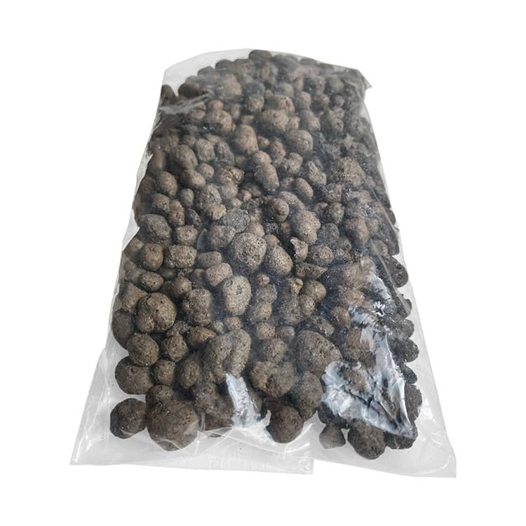 Durchsichtige Plastiktüte, gefüllt mit vielen kleinen dunkelbraunen Kügelchen.